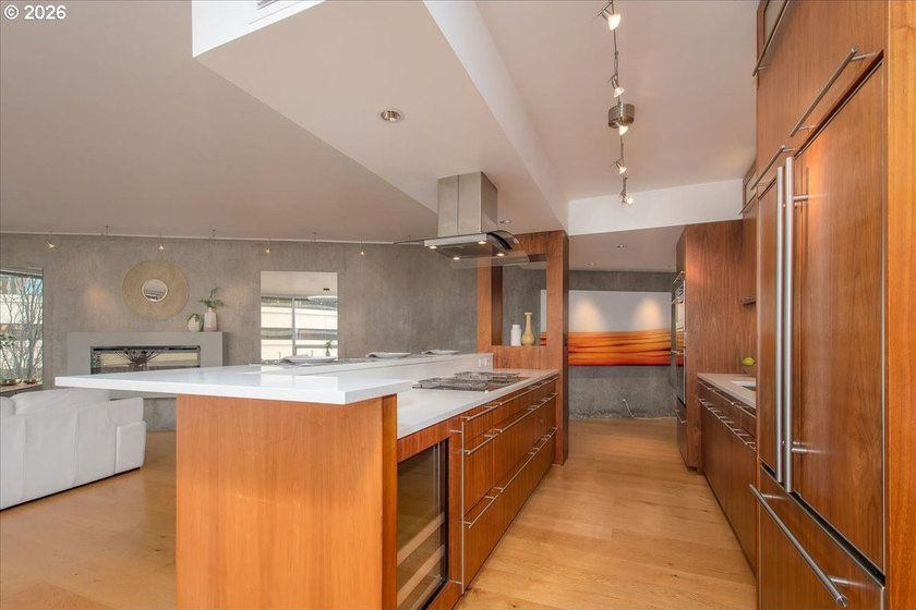 A time of great opportunity for condo buyers. Totally renovated - photo 21