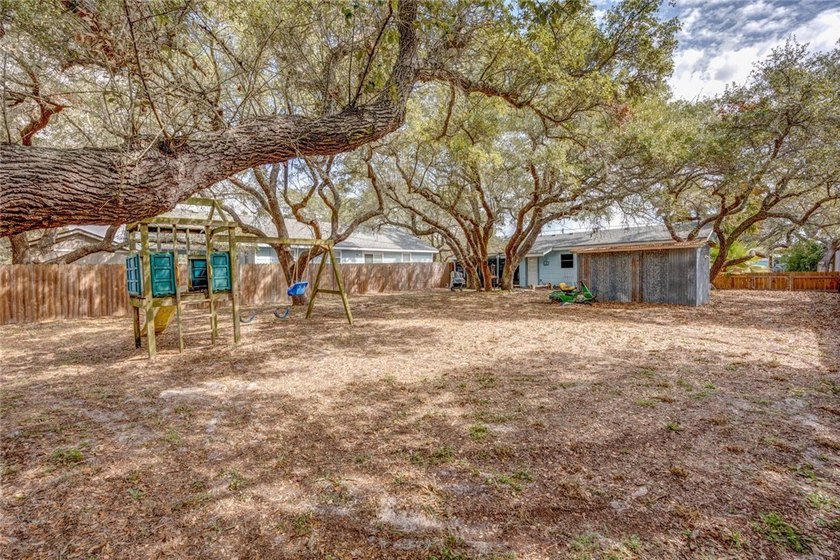 WELCOME! This cozy 2-bedroom, 1-bathroom home is a fantastic - photo 25