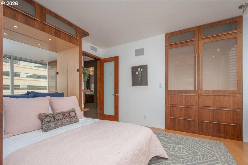 A time of great opportunity for condo buyers. Totally renovated - photo 31