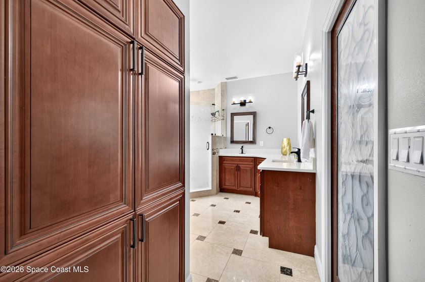 You just found your new home!! This Executive Style 5 bedroom, 3 - photo 36