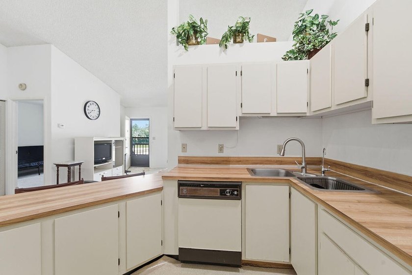 Welcome to Chasewood North in the heart of Jupiter! This - photo 9