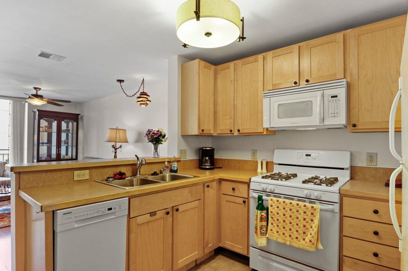 Experience urban living at Metropolitan Place! This sought-after - photo 9