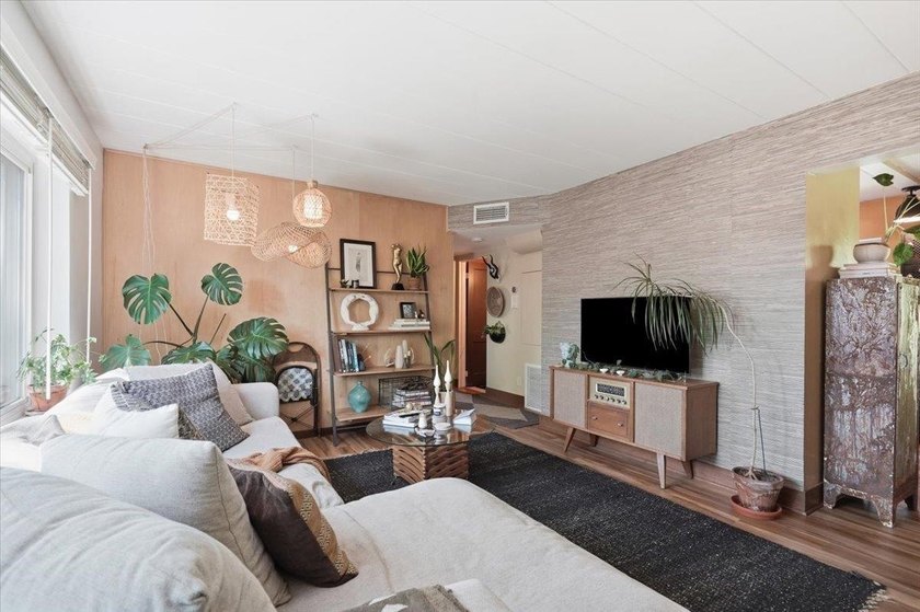 Stylish condo within walking distance to Lake Mendota. This - photo 4