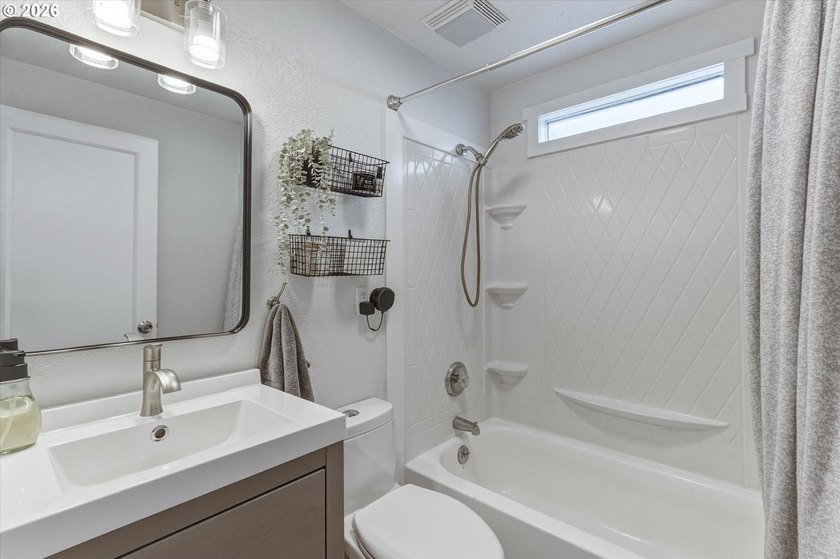 Immaculate, move-in ready cream-puff home that's been lovingly - photo 13