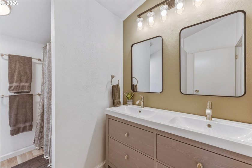 Immaculate, move-in ready cream-puff home that's been lovingly - photo 26