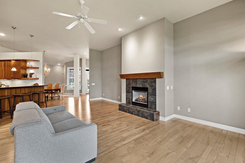 This gorgeous condo greets you with a handsome craftsman - photo 7