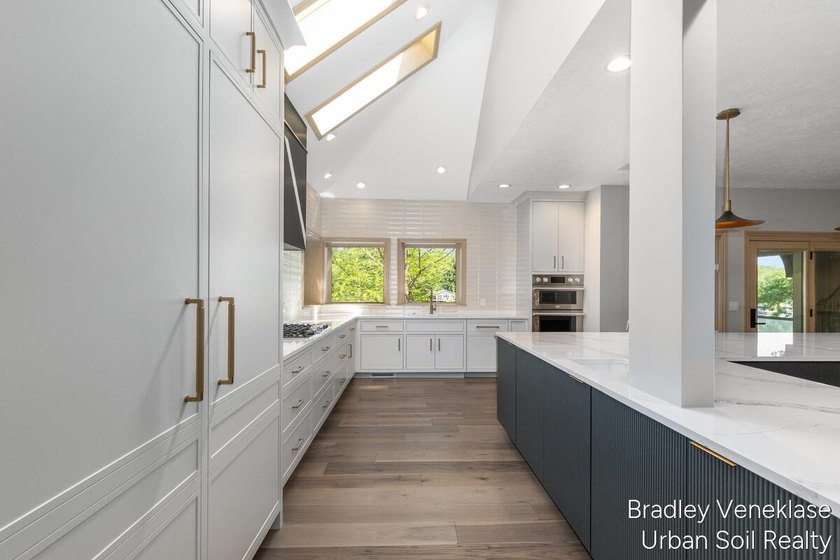 Experience one of the Thornapple River's finest luxury estates - photo 7
