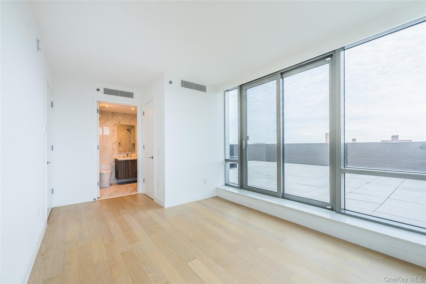 Luxury 2-bedroom, 2-bath residence in the heart of Flushing - photo 4