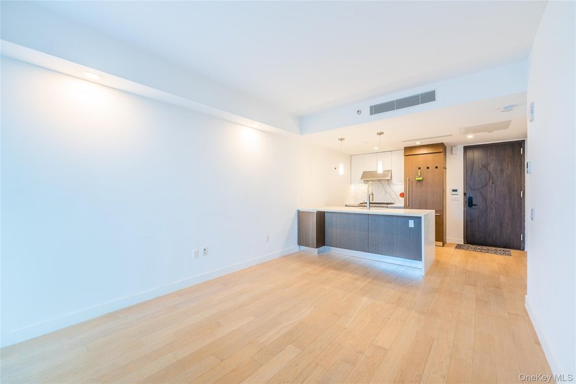 Luxury 2-bedroom, 2-bath residence in the heart of Flushing - photo 5