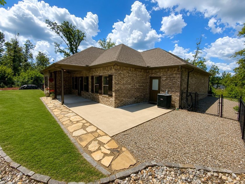 This beautifully maintained home is *move in ready* and offers - photo 2