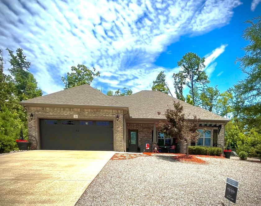 This beautifully maintained home is *move in ready* and offers - photo 3
