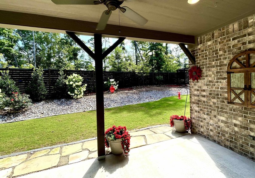 This beautifully maintained home is *move in ready* and offers - photo 5