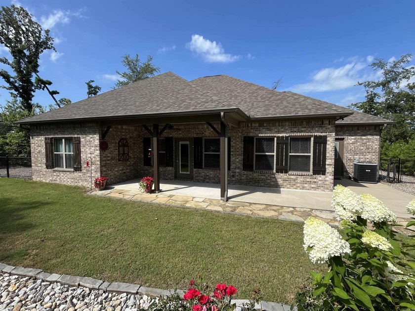 This beautifully maintained home is *move in ready* and offers - photo 6