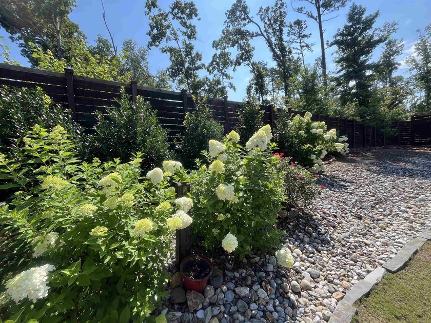 This beautifully maintained home is *move in ready* and offers - photo 10