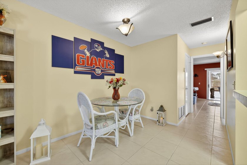 Welcome to this bright and Beautiful Maintained, Fully Furnished - photo 3