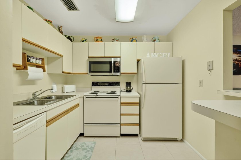 Welcome to this bright and Beautiful Maintained, Fully Furnished - photo 5