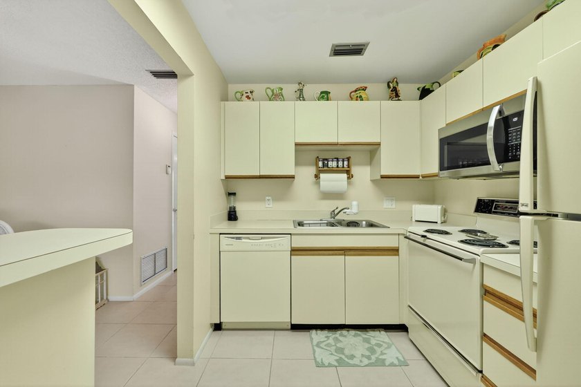 Welcome to this bright and Beautiful Maintained, Fully Furnished - photo 9