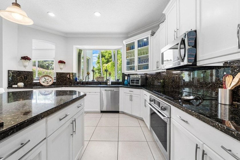 Quality Permeates this Gorgeous Estate, versatile 3-way split - photo 7