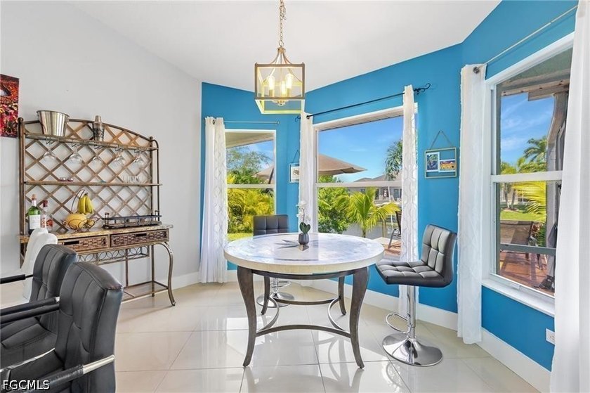 Beautiful Gulf-access, turnkey home offers 3 bedrooms, a den, 2 - photo 4