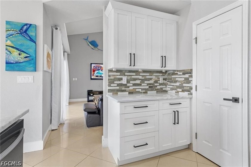 Beautiful Gulf-access, turnkey home offers 3 bedrooms, a den, 2 - photo 8