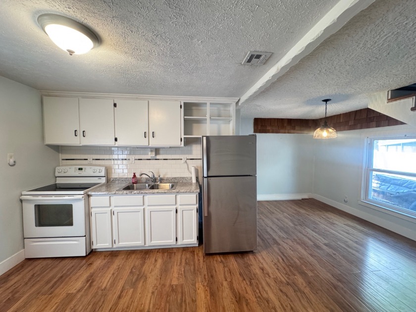 Updated two-level home with awesome indoor-outdoor flow! SOLD - photo 6