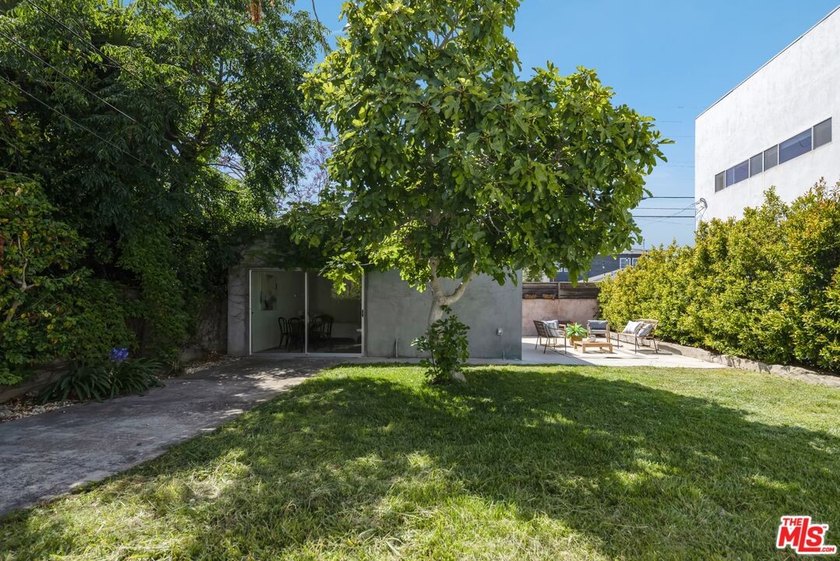 A turnkey Venice retreat featuring a thoughtfully renovated - photo 13