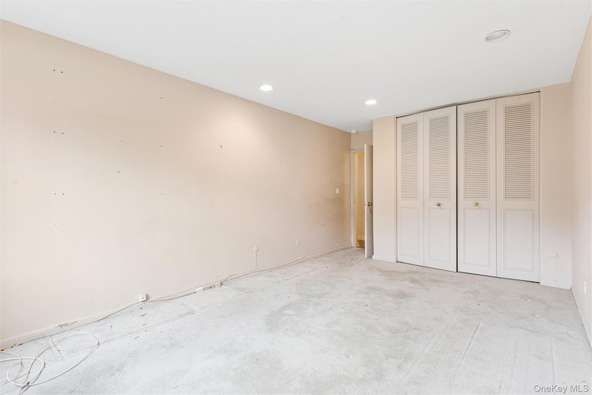 Rarely available, The Carlyle at Great Neck Plaza. A Premier - photo 17