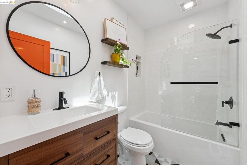 Tucked into the heart of Temescal, this delightful two-bedroom - photo 19