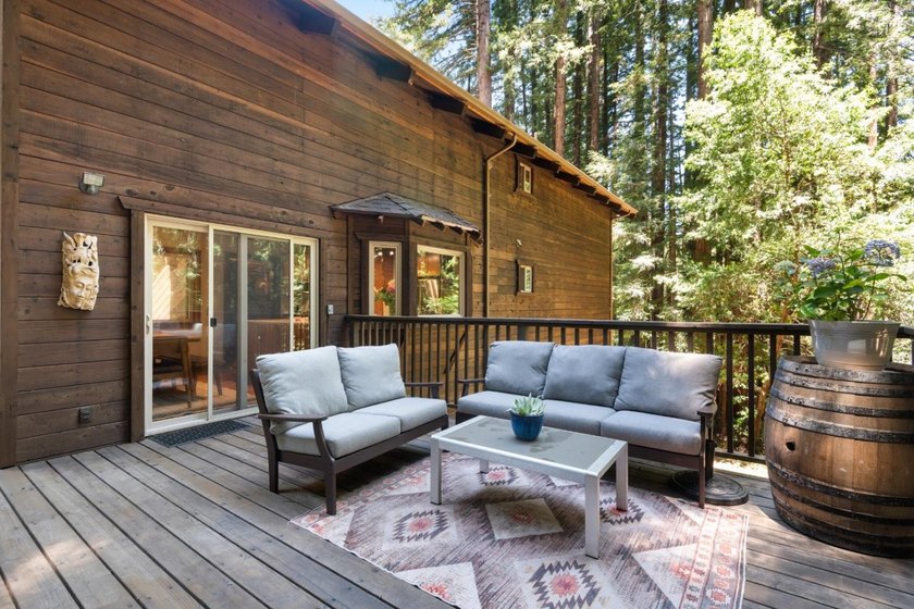 A private road and paved, circular driveway lead to this custom - photo 21