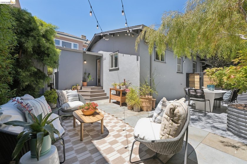 Tucked into the heart of Temescal, this delightful two-bedroom - photo 25
