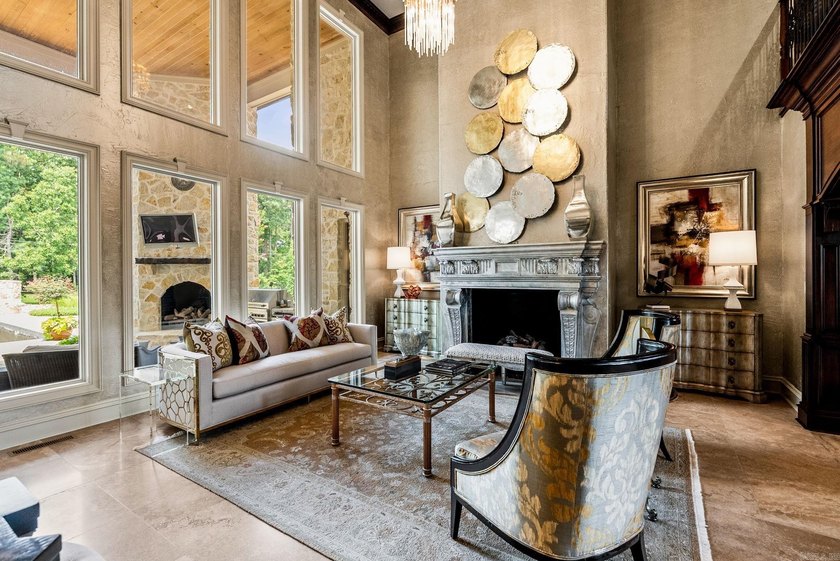 Inspired by the iconic Neiman Marcus Holiday House, this - photo 8
