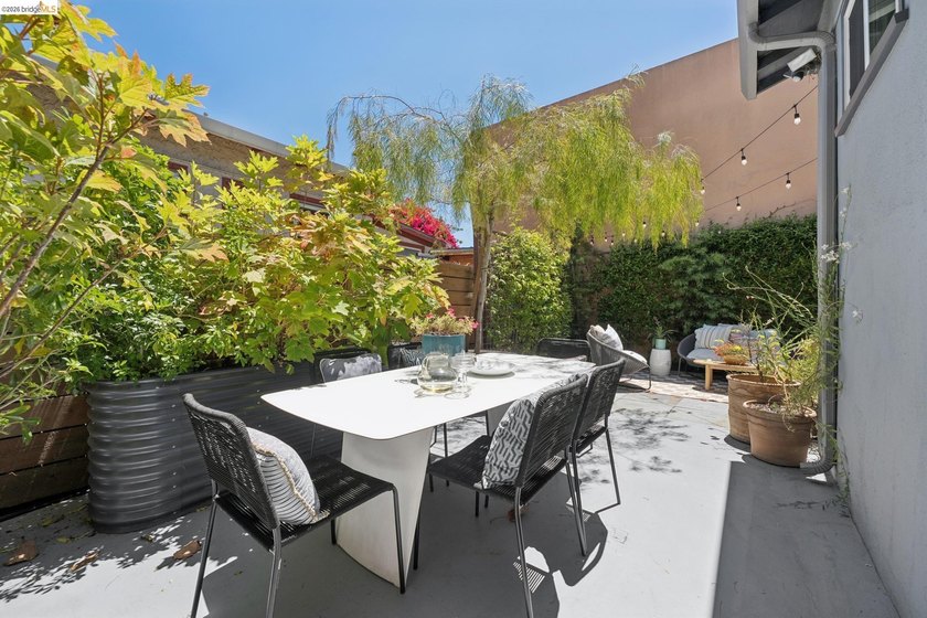 Tucked into the heart of Temescal, this delightful two-bedroom - photo 29