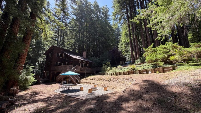 A private road and paved, circular driveway lead to this custom - photo 34