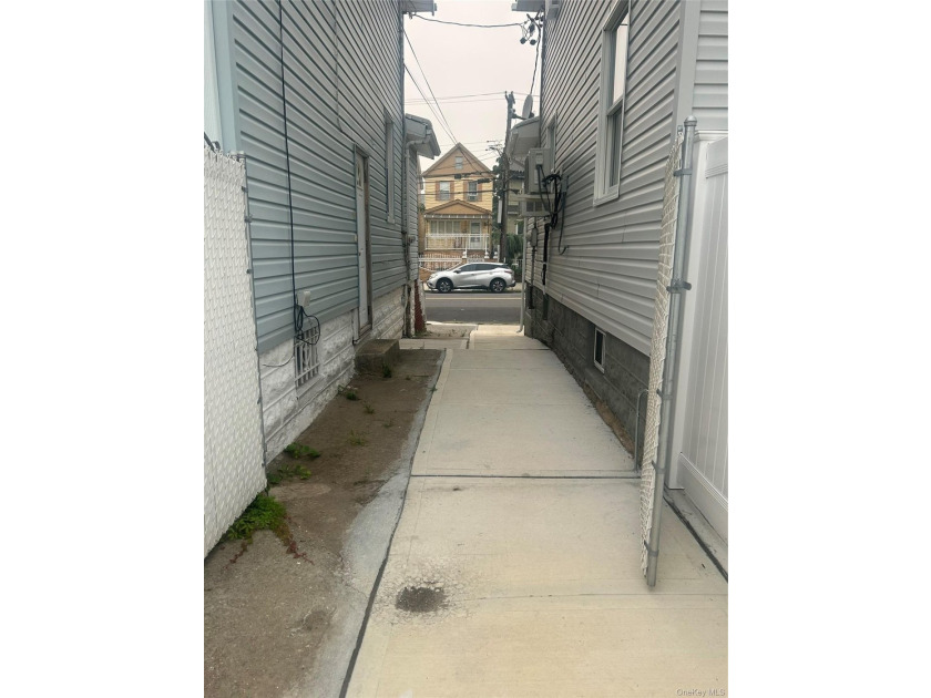 An exceptional investment and owner-occupant opportunity, this - photo 3