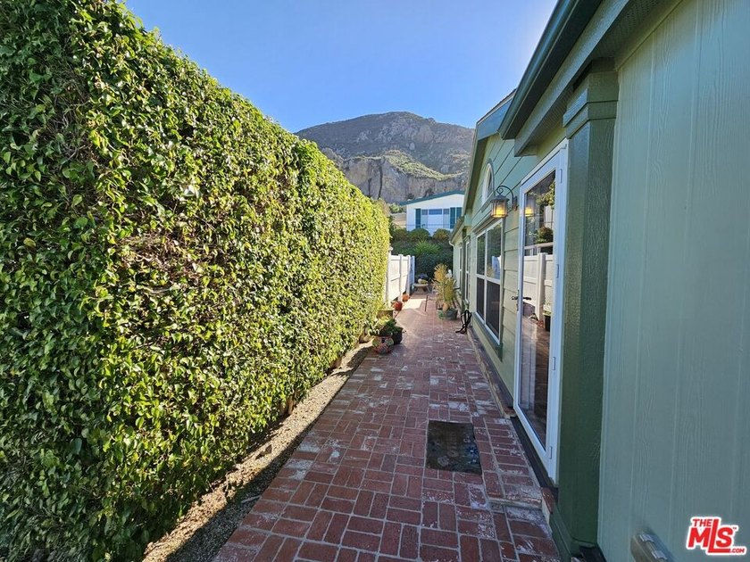 Welcome to carefree senior living in one of Camarillo's most - photo 3
