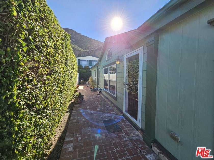 Welcome to carefree senior living in one of Camarillo's most - photo 4