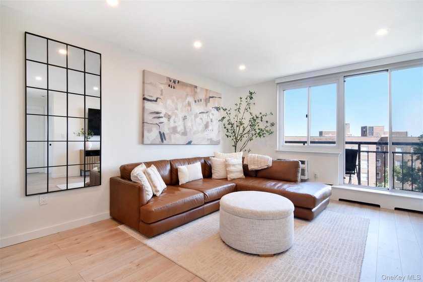 Triple-Mint High-Floor Corner Condo with Balcony, Water Views &amp; - photo 3