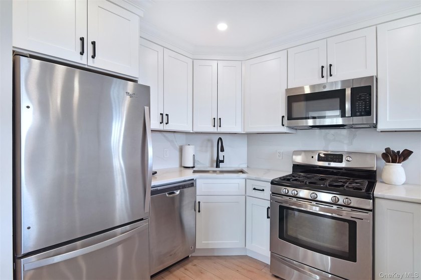 Triple-Mint High-Floor Corner Condo with Balcony, Water Views &amp; - photo 8