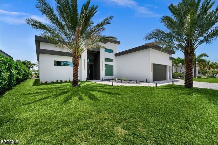 Experience luxury waterfront living in this stunning - photo 4