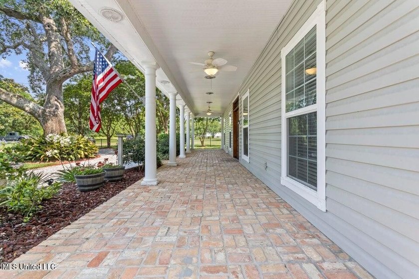Feel the ocean breeze in this picturesque oasis with majestic - photo 4
