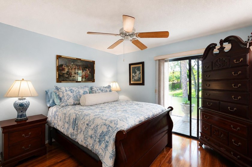 Beautifully maintained 2-bedroom, 2-bath villa-style townhome - photo 11