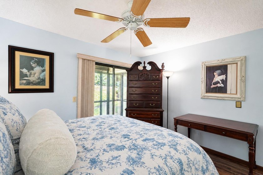 Beautifully maintained 2-bedroom, 2-bath villa-style townhome - photo 12