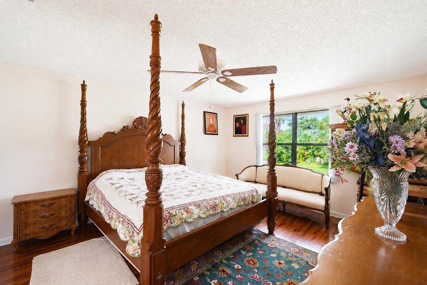 Beautifully maintained 2-bedroom, 2-bath villa-style townhome - photo 14