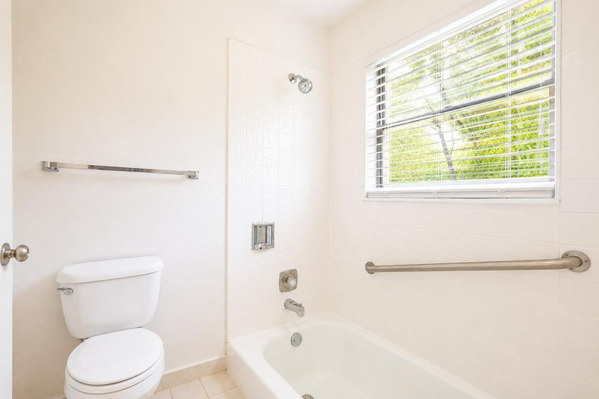 Beautifully maintained 2-bedroom, 2-bath villa-style townhome - photo 17