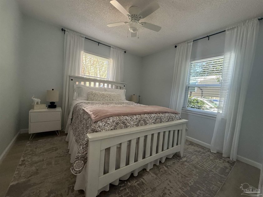 Completely remodeled house with 4 bedrooms and 3 bathrooms - photo 22