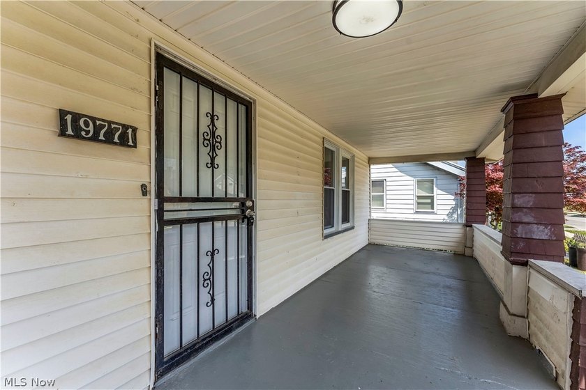 This beautifully renovated 3-bedroom, 2-bathroom home offers - photo 3