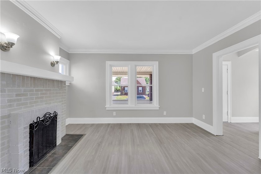 This beautifully renovated 3-bedroom, 2-bathroom home offers - photo 6