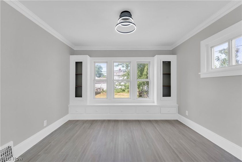 This beautifully renovated 3-bedroom, 2-bathroom home offers - photo 7