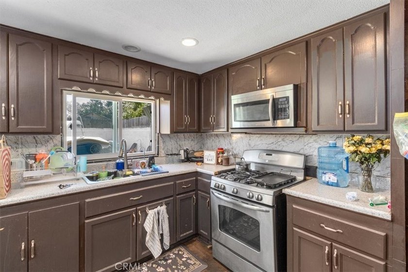 Bring your imagination and transform this spacious 4-bedroom - photo 11