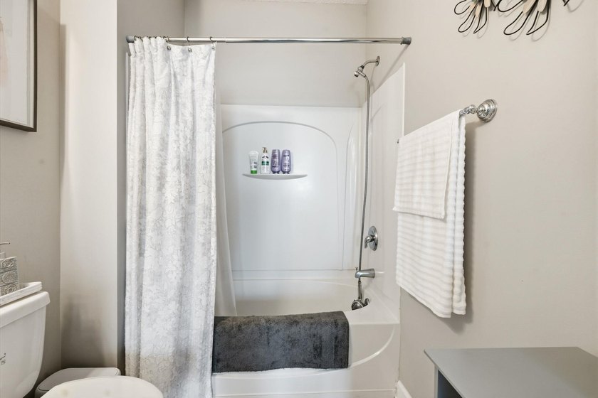 Ground-floor two-bedroom, two-bathroom condo with no-stairs - photo 32